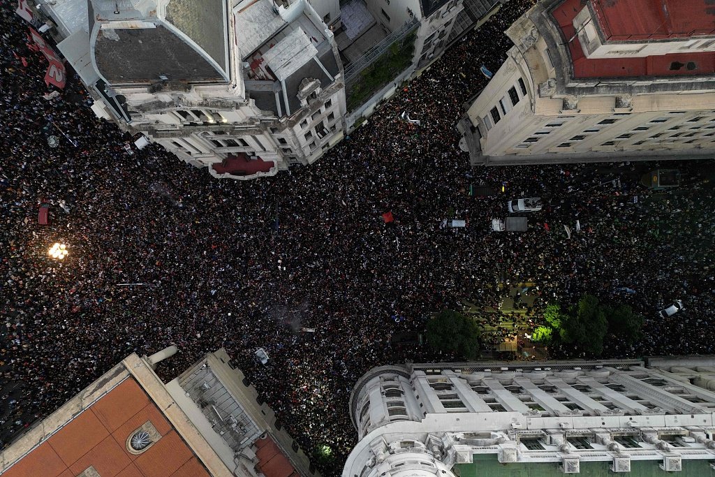 阿根廷爆发大规模抗议！公立大学预算不够，米莱遭遇“复仇者联盟”